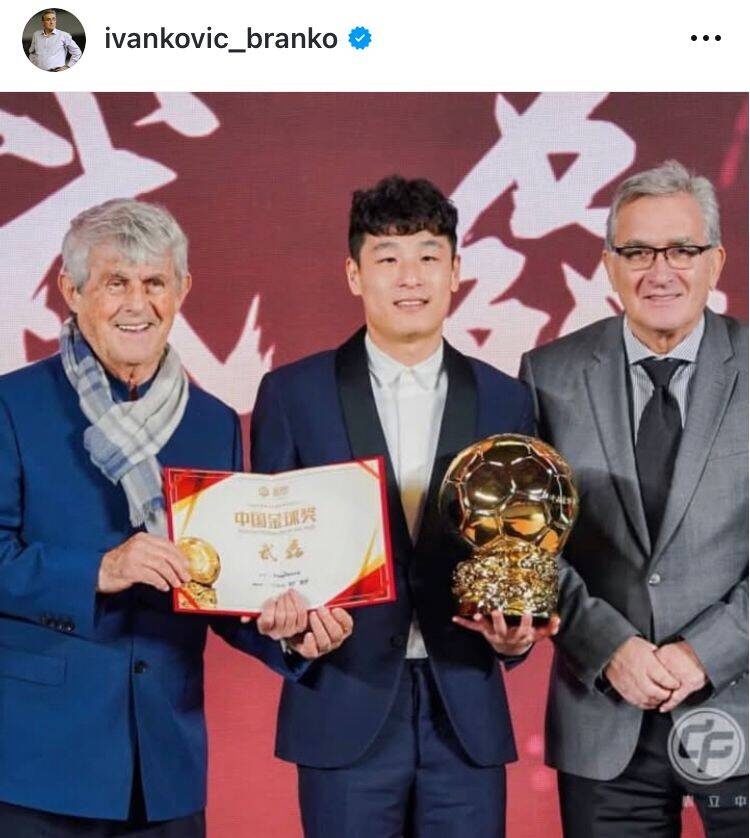  出席中國金球獎頒獎儀式，伊萬曬與武磊、米盧同框照片