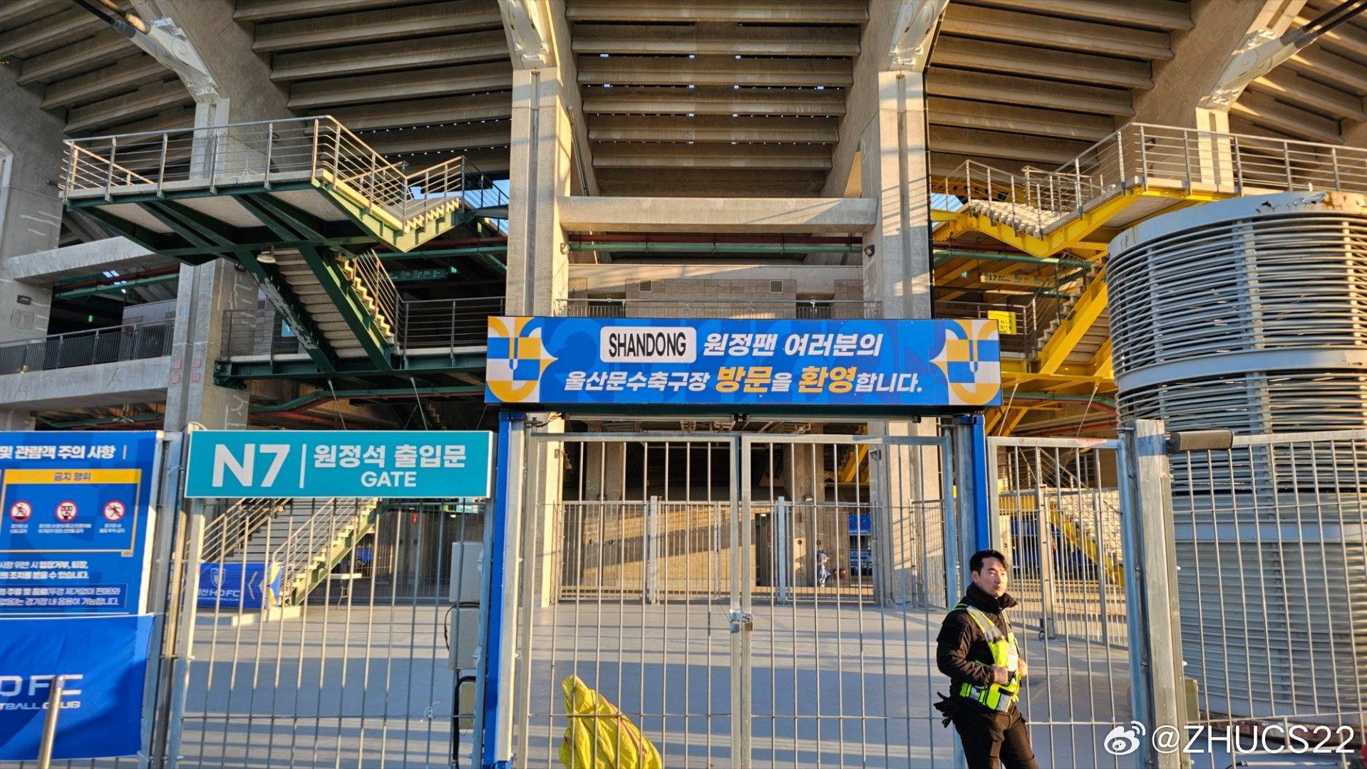  博主：蔚山現(xiàn)場工作人員、轉(zhuǎn)播車、安保在準備撤場，場外一片安靜