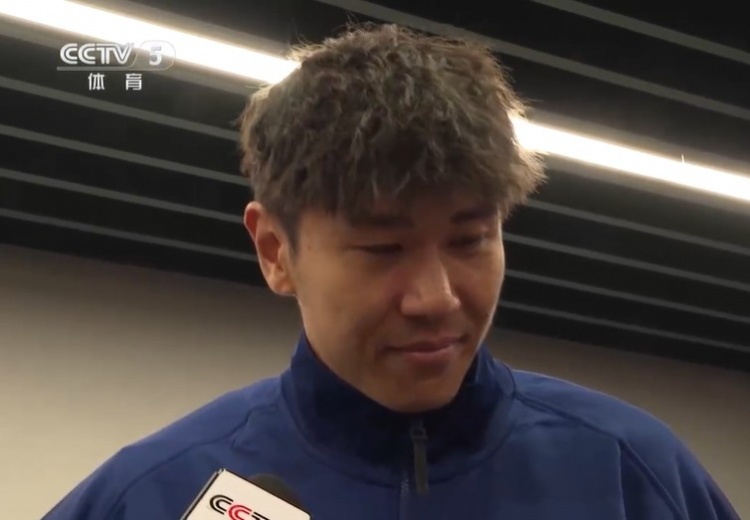  鐵漢柔情！三鎮(zhèn)球員劉奕鳴探望患病小球迷時(shí)哽咽