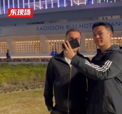  塞爾吉尼奧現(xiàn)身上海八萬人體育場，并與球迷親切打招呼合影