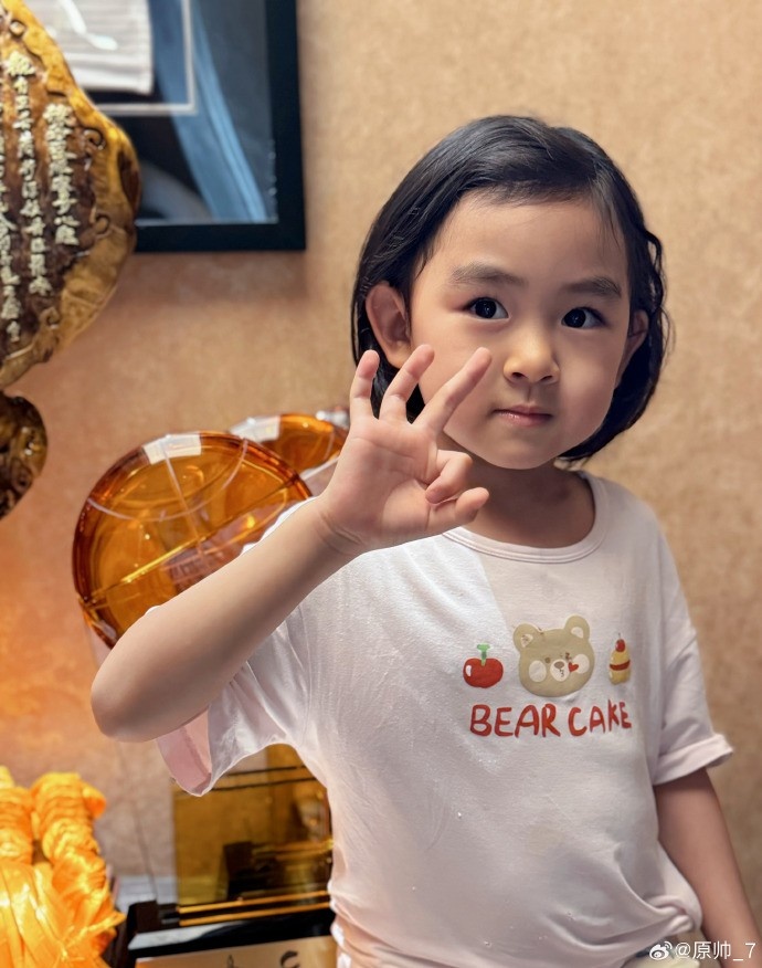  三分大賽三冠王！原帥曬三冠獎(jiǎng)杯：完成了女兒給安排的任務(wù)！