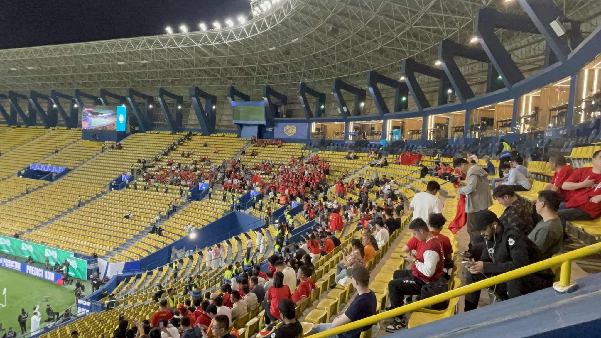  球票已售罄！中國球迷已經(jīng)入場，坐在球場上層沙特球迷區(qū)上方