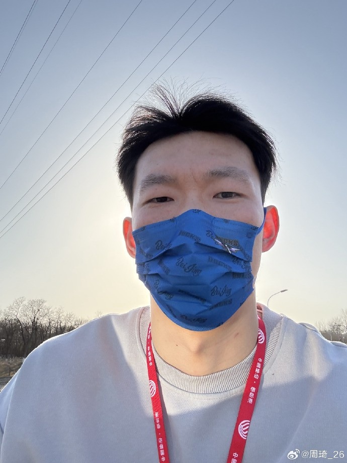  悠閑！周琦騎京牌電動(dòng)車出行：太陽出來了 開京牌兜兜風(fēng)！