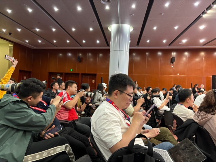  萬眾矚目！記者擠滿國足賽前新聞發(fā)布廳，賽場記者預(yù)計(jì)超300人