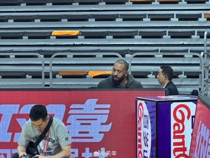  今晚不打？廣東主場迎戰(zhàn)廣廈 吉倫沃特一身便裝現身球館