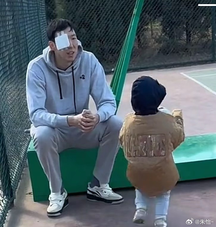  顧家好男人！記者曬出周琦手術(shù)后回歸家庭帶娃照片
