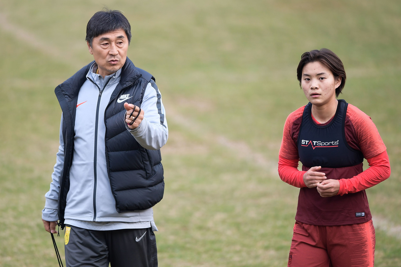  王霜與網友互動時談賈秀全“茶葉梗”：不需要買，是他送我們喝