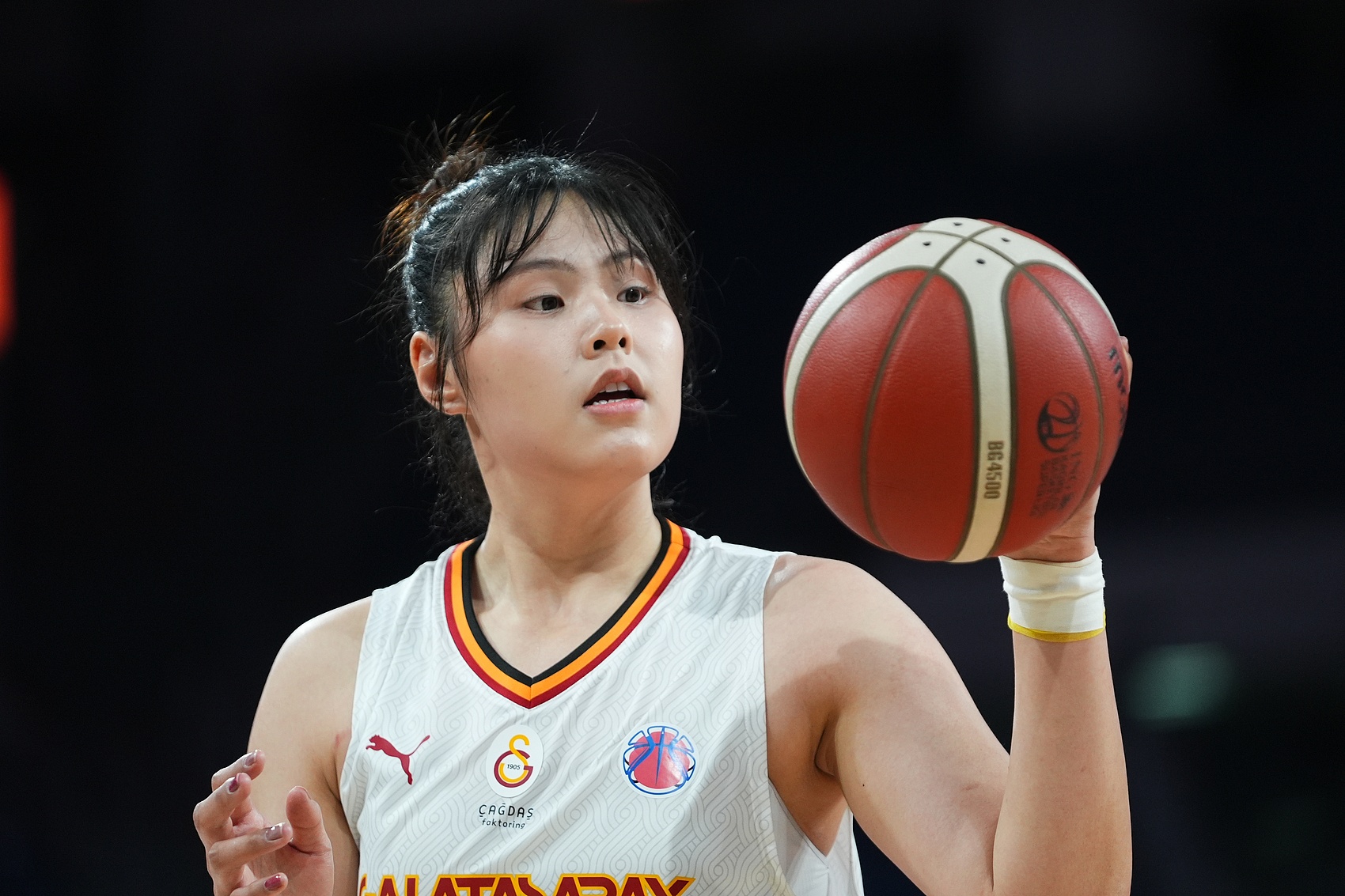  穩(wěn)定高效！李月汝9中6得到18分10板1助2斷1帽 罰球6中6